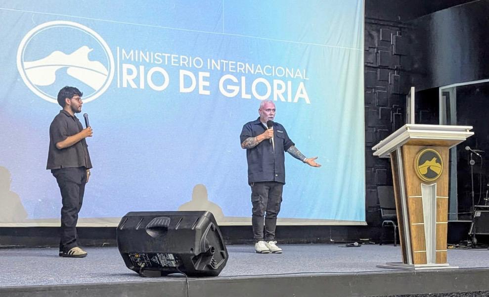 Pastor Michael Chamberlain preaching with an interpreter at Ministerio Internacional Río de Gloria in El Salvador